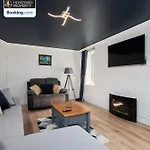 Holiday home Cosy 4bedroom House Near Centre By Homebird Management Short Lets & Serviced With Private Parking & Garden *