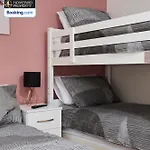 Cosy 4bedroom House Near Centre By Homebird Management Short Lets & Serviced With Private Parking & Garden Holiday home *