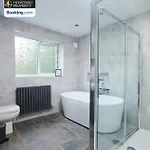 Cosy 4bedroom House Near Centre By Homebird Management Short Lets & Serviced With Private Parking & Garden *
