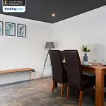 Cosy 4bedroom House Near Centre By Homebird Management Short Lets & Serviced With Private Parking & Garden Holiday home *