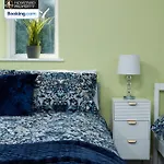 Cosy 4bedroom House Near Centre By Homebird Management Short Lets & Serviced With Private Parking & Garden Holiday home Leeds (West Yorkshire)