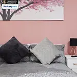 Cosy 4bedroom House Near Centre By Homebird Management Short Lets & Serviced With Private Parking & Garden Leeds (West Yorkshire)