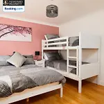 Cosy 4bedroom House Near Centre By Homebird Management Short Lets & Serviced With Private Parking & Garden Holiday home