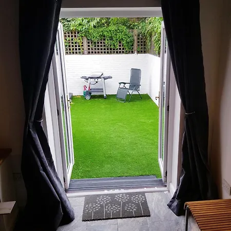 Cosy 4bedroom House Near Centre By Homebird Management Short Lets & Serviced With Private Parking & Garden * לידס