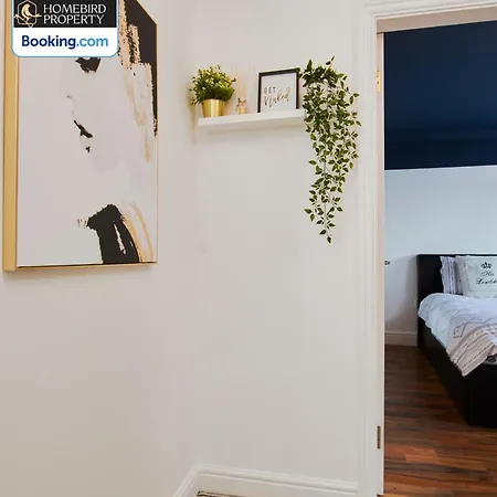 Cosy 4bedroom House Near Centre By Homebird Management Short Lets & Serviced With Private Parking & Garden * Leeds (West Yorkshire)