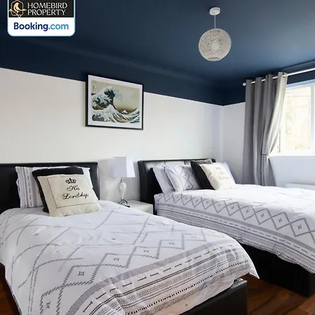 Holiday home Cosy 4bedroom House Near Centre By Homebird Management Short Lets & Serviced With Private Parking & Garden *