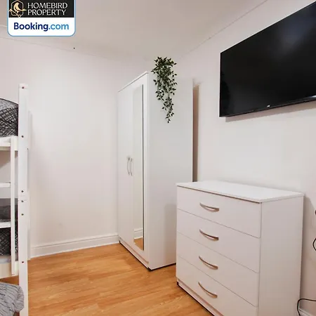 Cosy 4bedroom House Near Centre By Homebird Management Short Lets & Serviced With Private Parking & Garden *