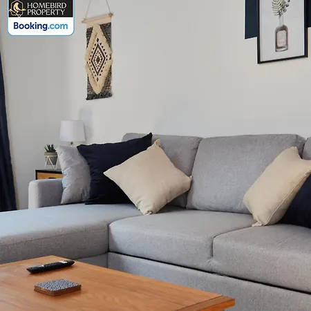 Cosy 4bedroom House Near Centre By Homebird Management Short Lets & Serviced With Private Parking & Garden