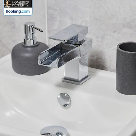 בית נופש Cosy 4bedroom House Near Centre By Homebird Management Short Lets & Serviced With Private Parking & Garden *