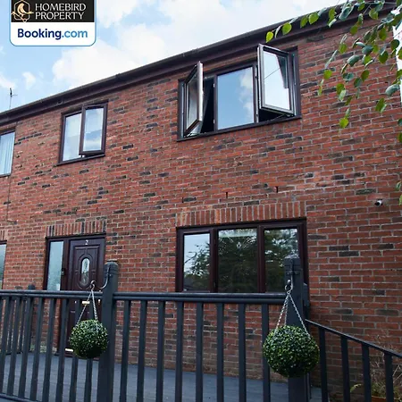 Cosy 4bedroom House Near Centre By Homebird Management Short Lets & Serviced With Private Parking & Garden Holiday home