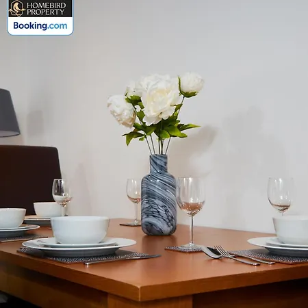 Cosy 4bedroom House Near Centre By Homebird Management Short Lets & Serviced With Private Parking & Garden *