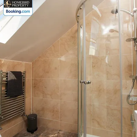 בית נופש Cosy 4bedroom House Near Centre By Homebird Management Short Lets & Serviced With Private Parking & Garden