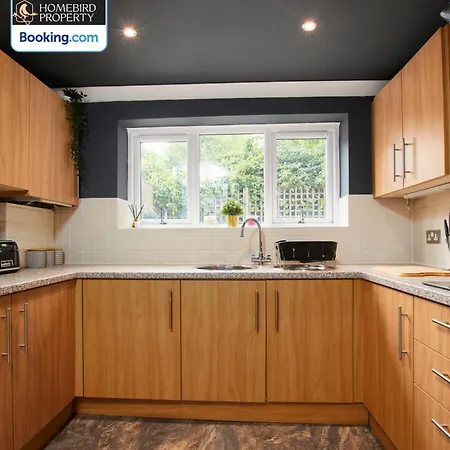 בית נופש Cosy 4bedroom House Near Centre By Homebird Management Short Lets & Serviced With Private Parking & Garden *