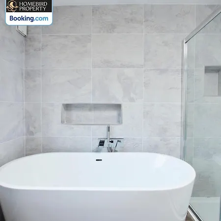 Cosy 4bedroom House Near Centre By Homebird Management Short Lets & Serviced With Private Parking & Garden * Leeds (West Yorkshire)