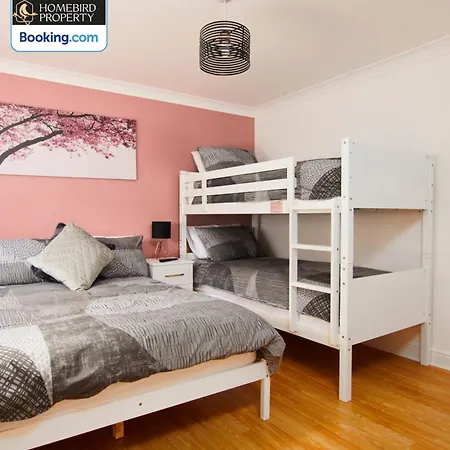 Cosy 4bedroom House Near Centre By Homebird Management Short Lets & Serviced With Private Parking & Garden בית נופש