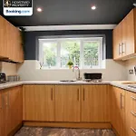 Prázdninový dům Cosy 4bedroom House Near Centre By Homebird Management Short Lets & Serviced With Private Parking & Garden *