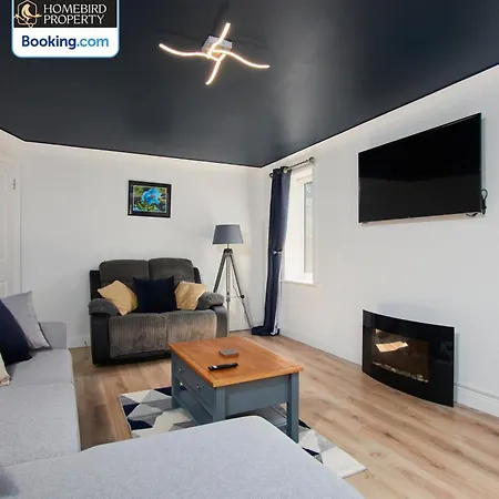 Ferienhaus Cosy 4bedroom House Near Centre By Homebird Management Short Lets & Serviced With Private Parking & Garden *